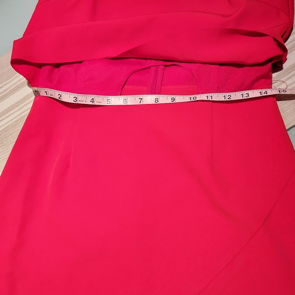 Elliatt Red cocktail dress with cutout - Picture 8 of 9